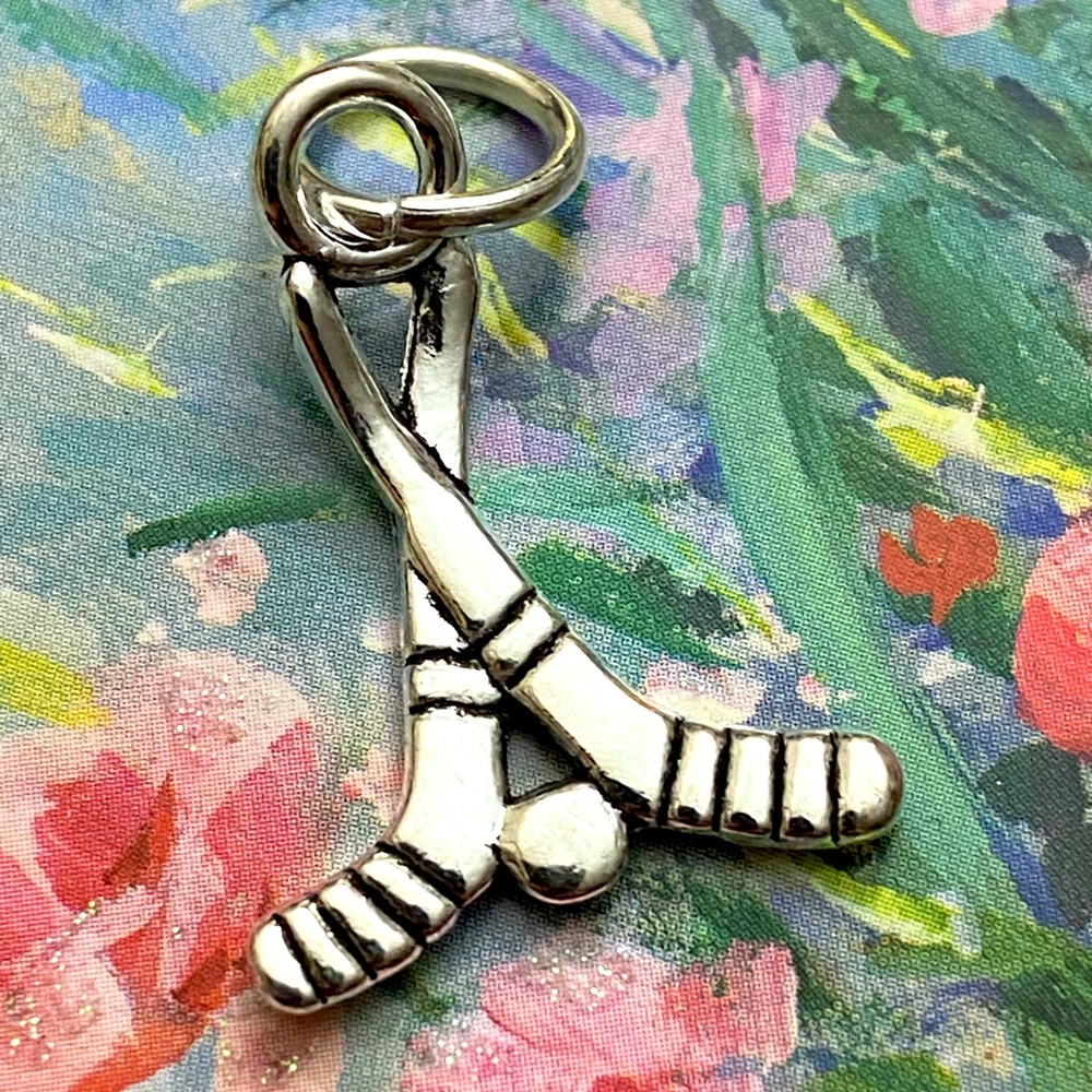 5/$10❤️❤️❤️NEW Tibetan Silver Ice Hockey Charm